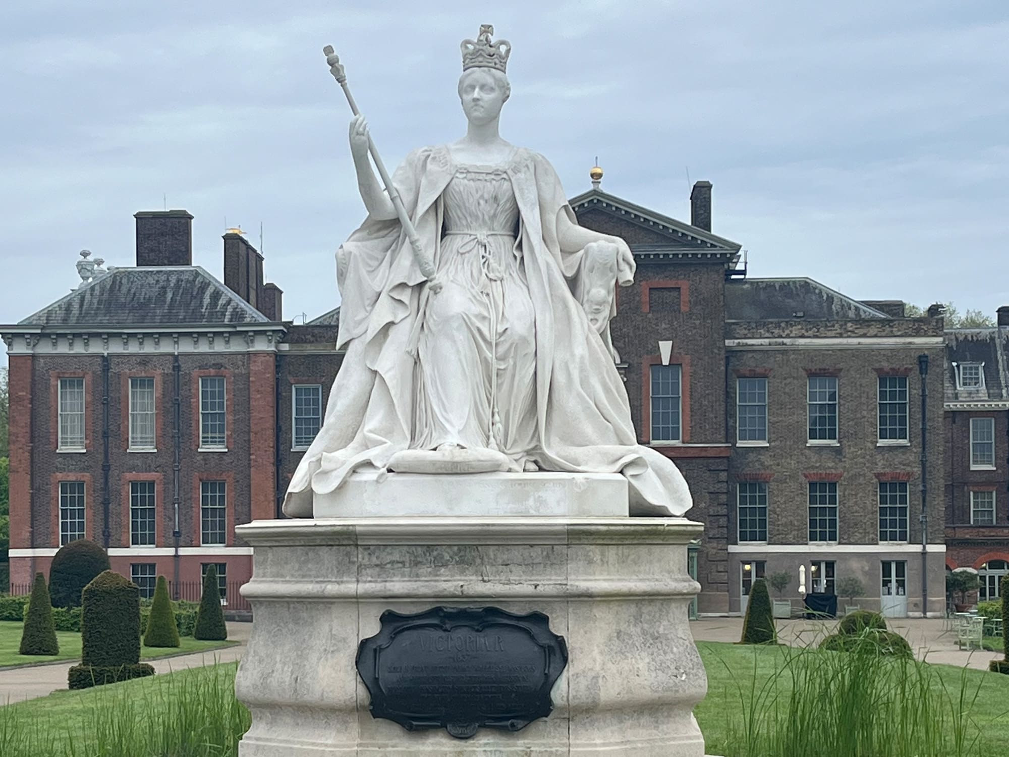 Travel to Queen Victoria Statue with Holiday Planit